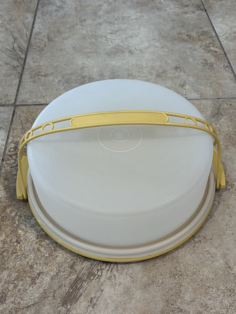 Vintage Tupperware Round Cake Taker Pie Carrier Harvest Yellow W/ Lid And Handle